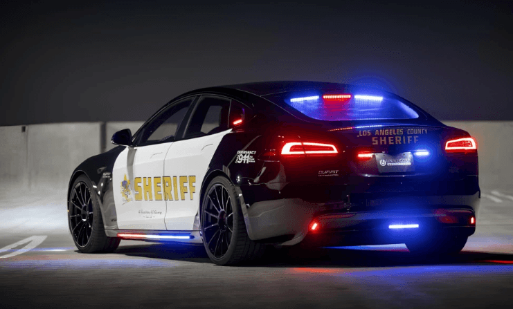 S Plaid Police Edition Unplugged Performance has prepared a set model S Plaid Police Edition